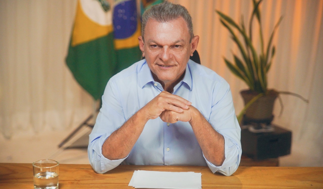 prefeito posa para a foto